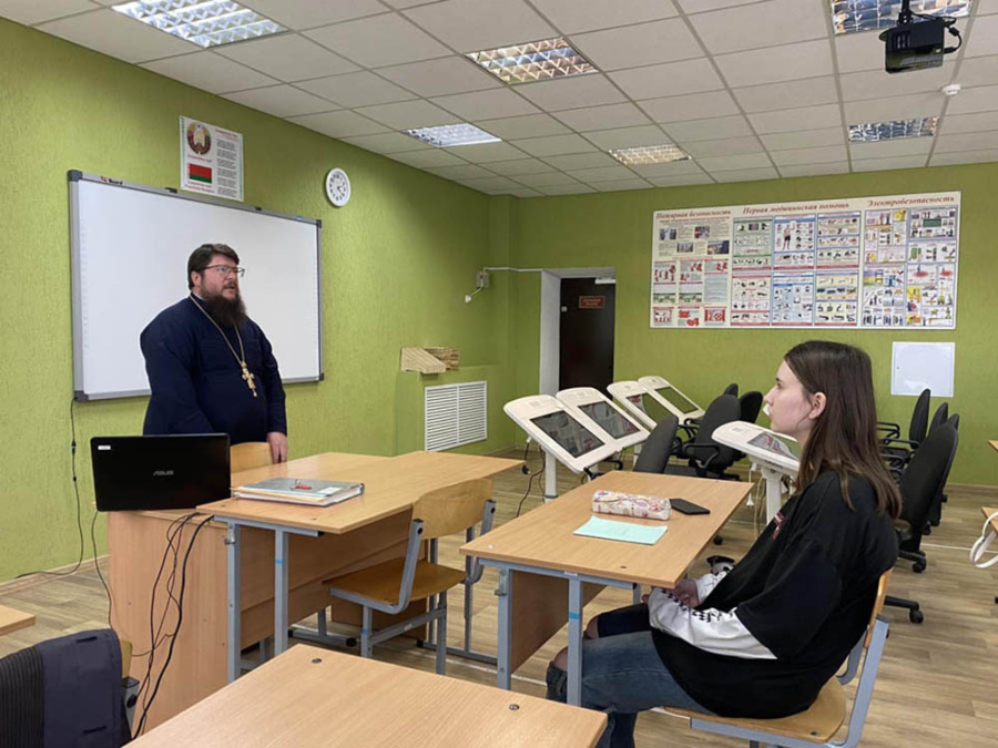     Благочинный Копыльского церковного округа протоиерей Сергий Чарный посетил колледж
