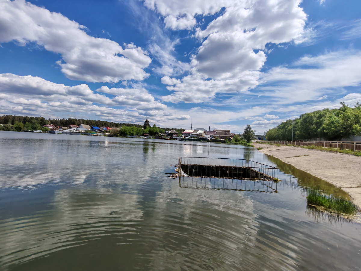 Это водосток, а по плотине идет дорога