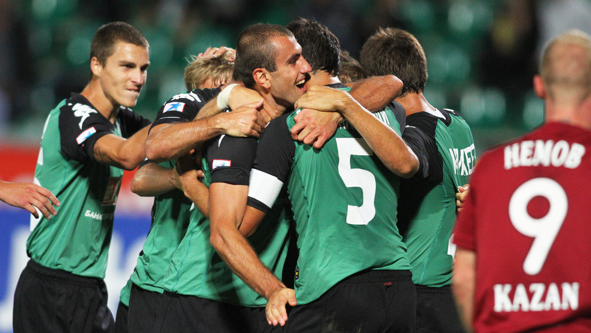    Игроки «Краснодара» празднуют гол в матче с «Рубином» 10 сентября 2011 года.Виталий Тимкив