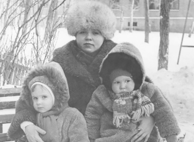 Людмила Харитонова родила актеру двух дочерей - Машу и Настю