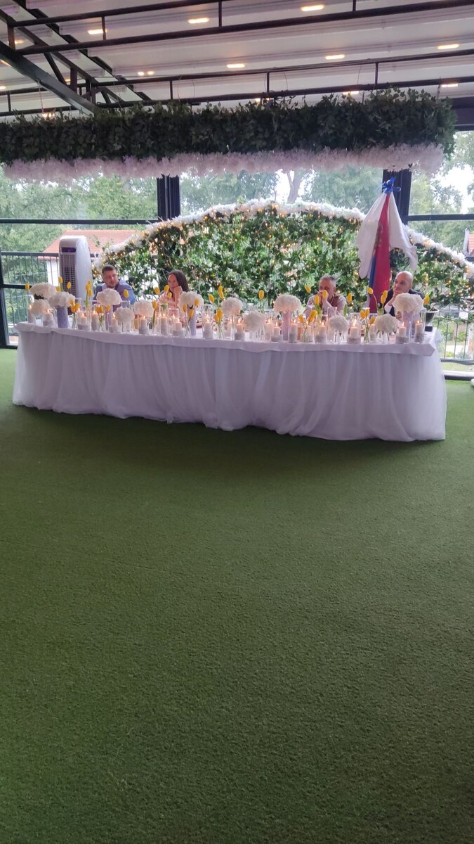 Отдельно стол для молодых в ресторане на свадьбе.