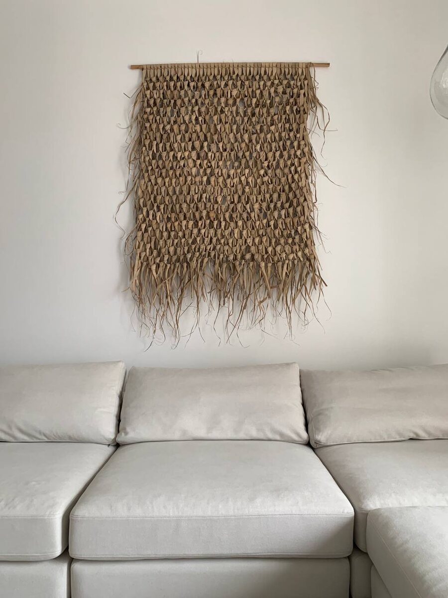 Широкий, глубокий, как облако диван в апартаентах Ten moons apart