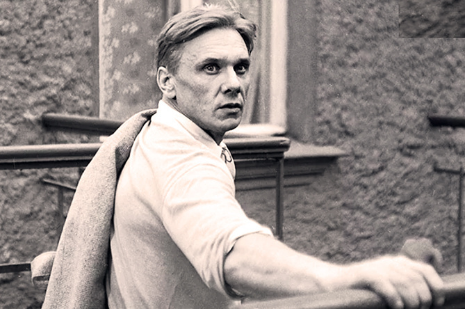  Горько, что тетушка "пропорхала" свою жизнь, не поняв, какой актер и человек жил рядом с ним. (Племянница Музы Елена)
