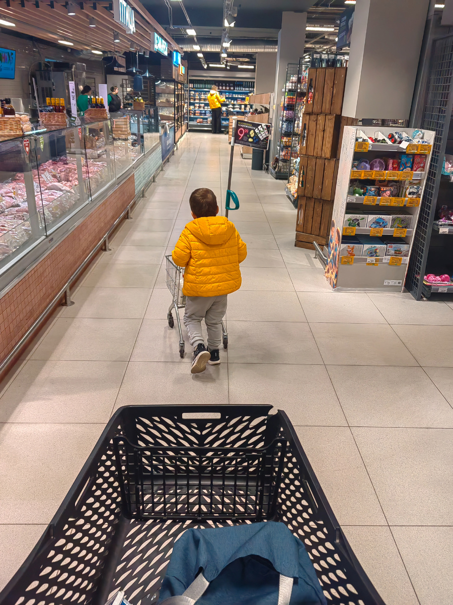 После сада почти всегда заходим в магазин. Каждый со своей тележкой выбирает нужное)