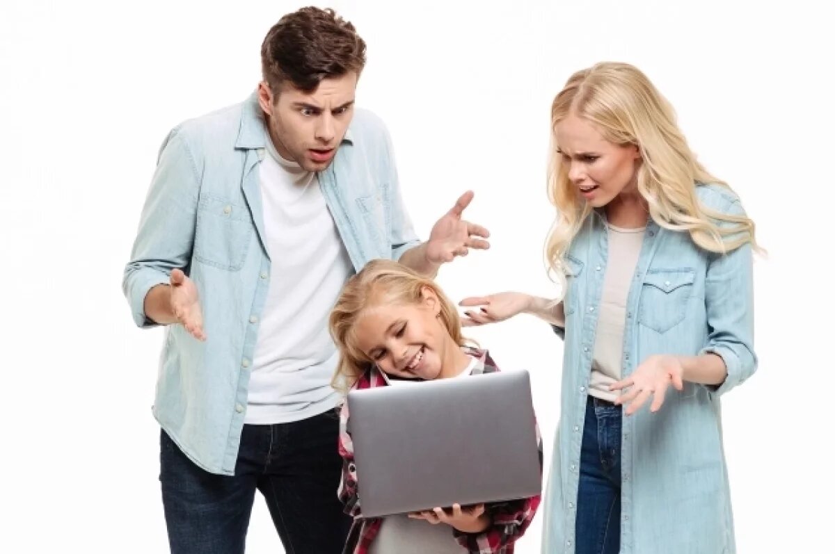    Общение с родителями детям заменяют гаджеты.