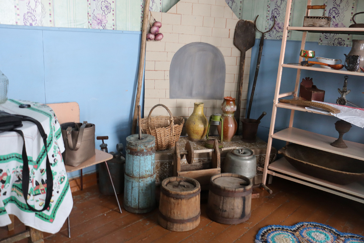 На фото две маслобойки: деревянная и металлическая. Два лагушка (боченки с маленьким отверстием). Скально (старинный станок для шерсти, для скатывания кудели, скручивания шерстяной нитки). Ухват, лопата, керосинка, корзина. Глиняные сосуды.