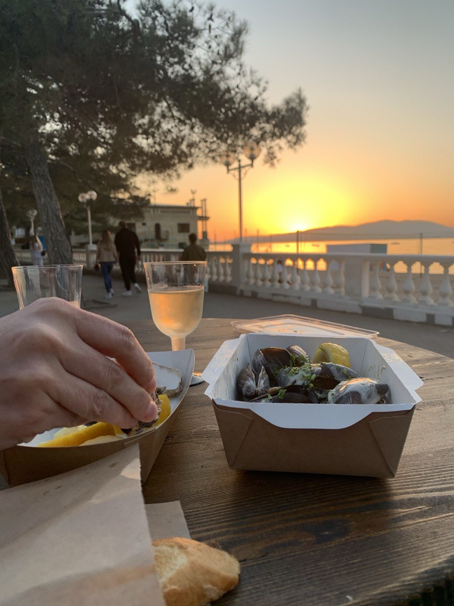 Дивноморская Rakushka г. Геленджик возле апартаментов Ten moons apart на закате