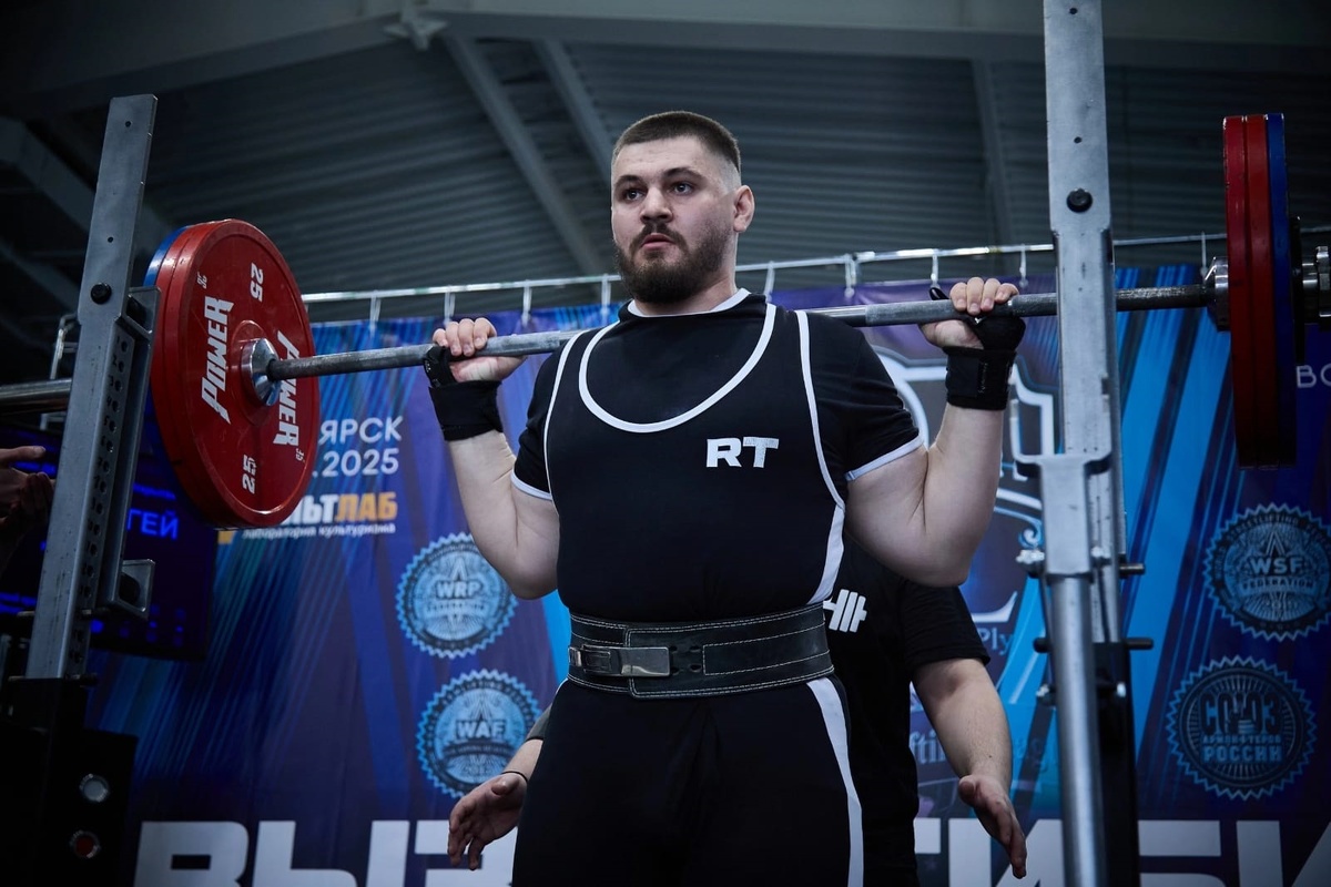 Сергей Буймов выполняет подходы в дисциплине «Пауэрлифтинг» (троеборье).