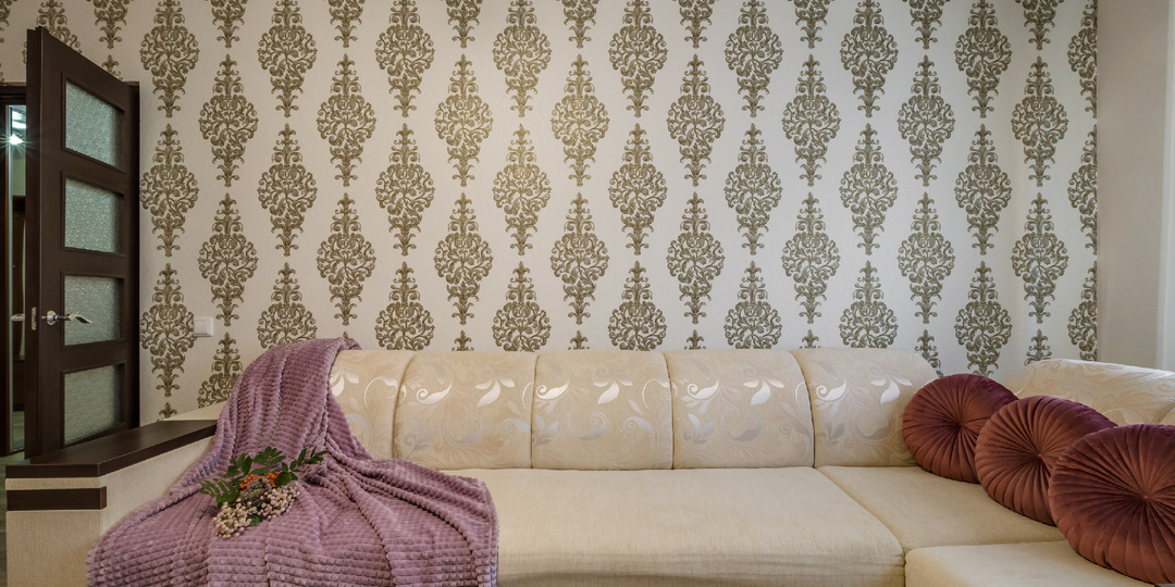 Почему обои и ткани с узорами больше не в моде — и что выбирают дизайнеры в 2025