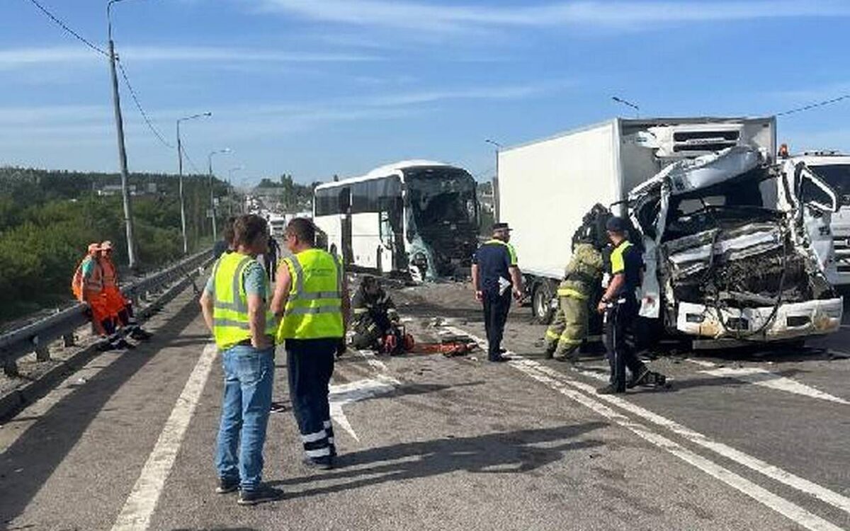    В ДТП с автобусом и 2 грузовиками под Воронежем пострадали 14 человек прокуратура Воронежской области