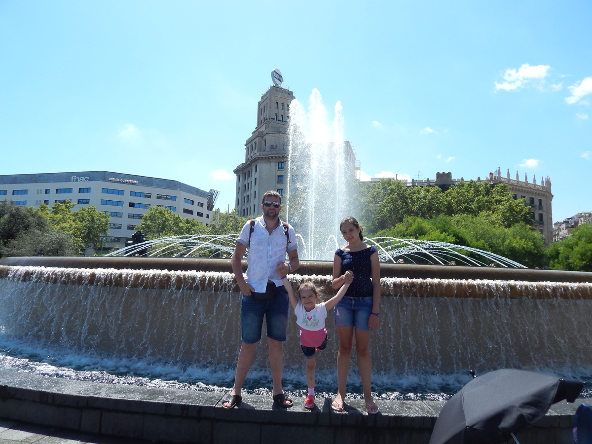 Фонтаны-близнецы на площади Каталонии — это два декоративных фонтана, расположенных на верхней террасе площади.