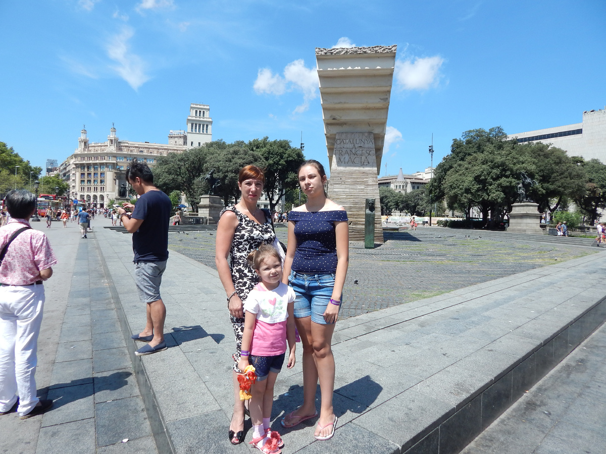 Возле монумента Франческу Масия, бывшему президенту каталонского правительства. Скульптура в виде 2-х пересекающихся лестниц была выполнена в 1991 г. Жозепом Субираксом. Памятник символизирует устремленность Барселоны в будущее.