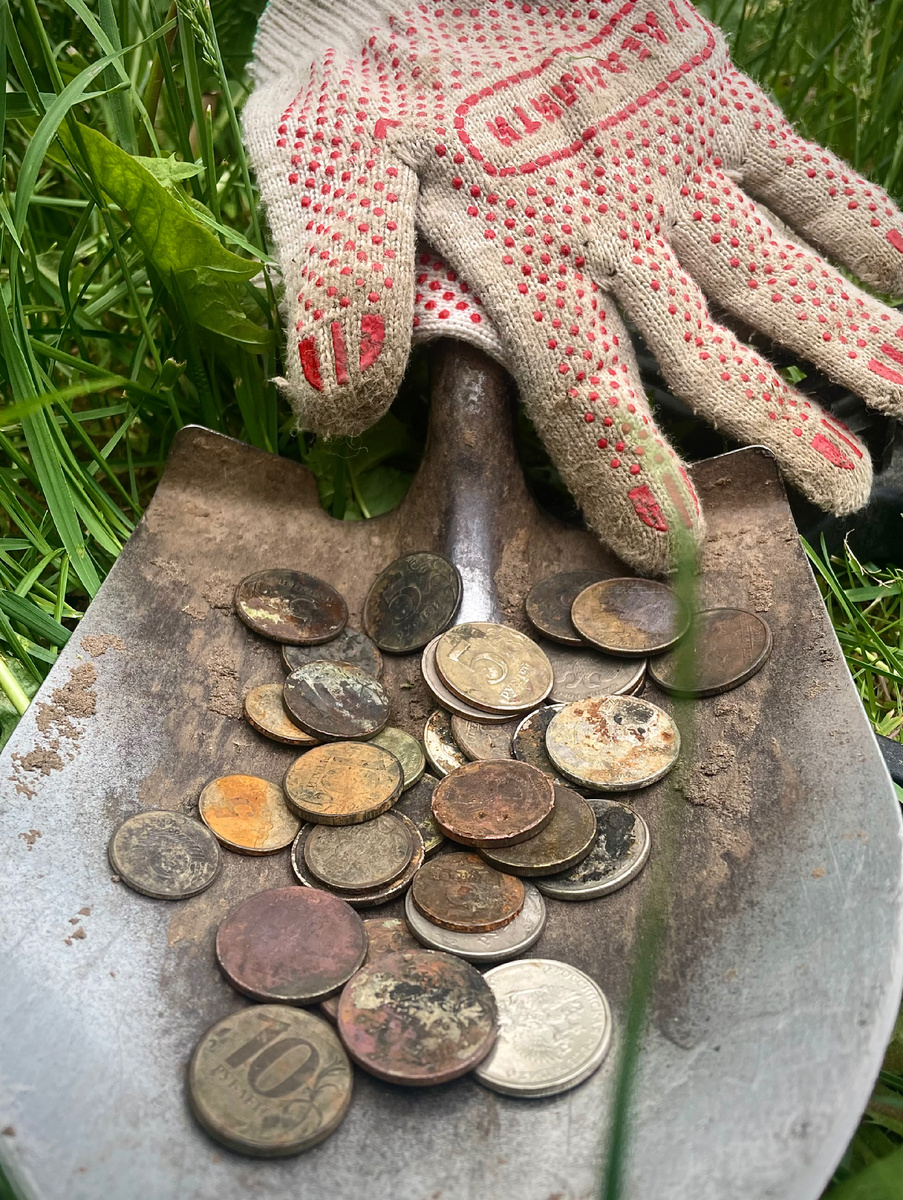 Нельзя не признать, что попадая в неблагоприятные условия (воду или землю) современные монеты очень быстро теряют товарный вид🥶