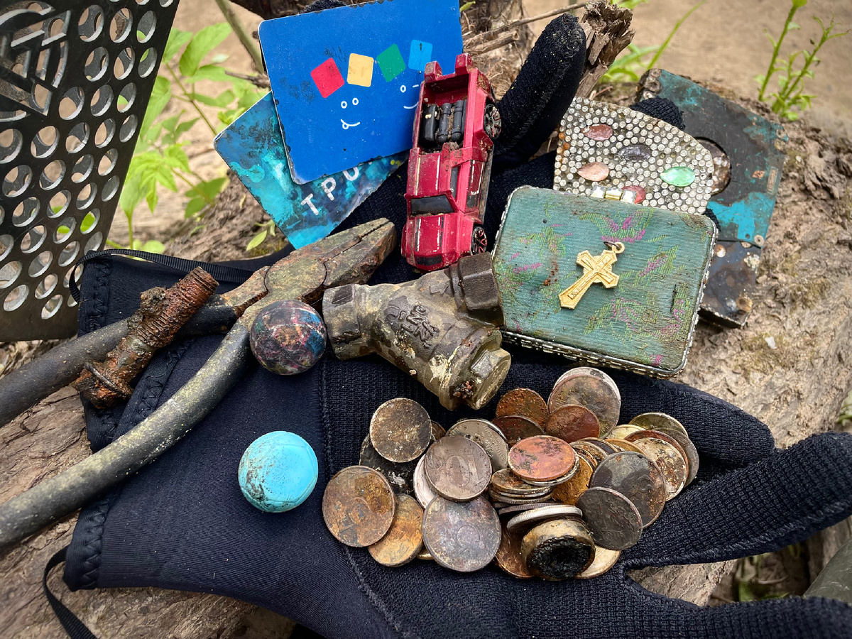 Только последняя вылазка на пляж принесла около 200₽ мелочи (на фото она не вся😁)))