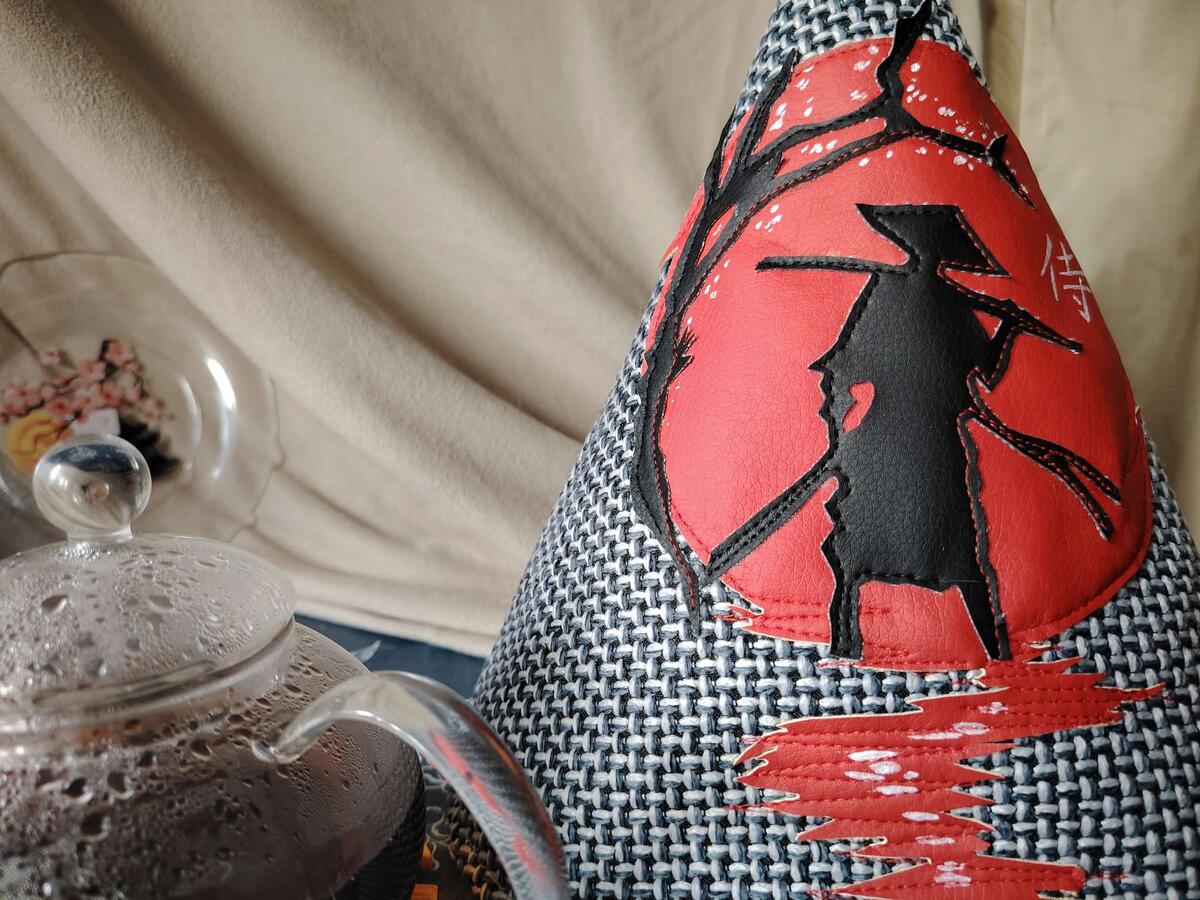 вспомнила свою грелку Самурай, которую я ещё не выложила на авито, а зря)