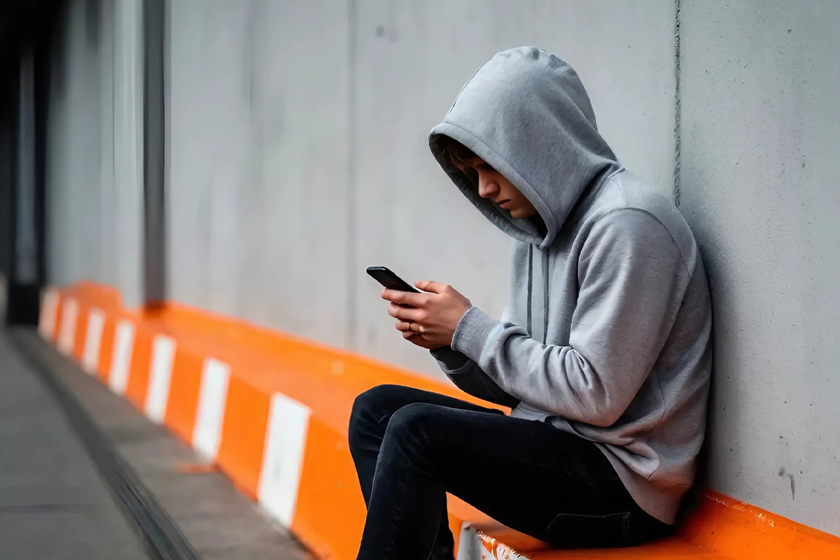 Похищенные средства идут на финансирование врагов.  Фото: Изображение сгенерировано нейросетью Kandinsky 3.1