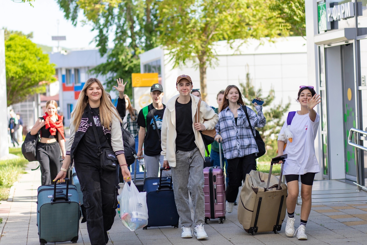 Каждые три недели  "Смена"  встречает свыше 1200 ребят из разных регионов России и зарубежных стран