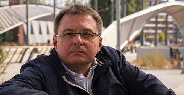 Зоран Чворович. https://srbratstvo.rs/zoran-cvorovic-protiv-sankcija-rusiji-su-i-cvrsti-pravni-argumenti/