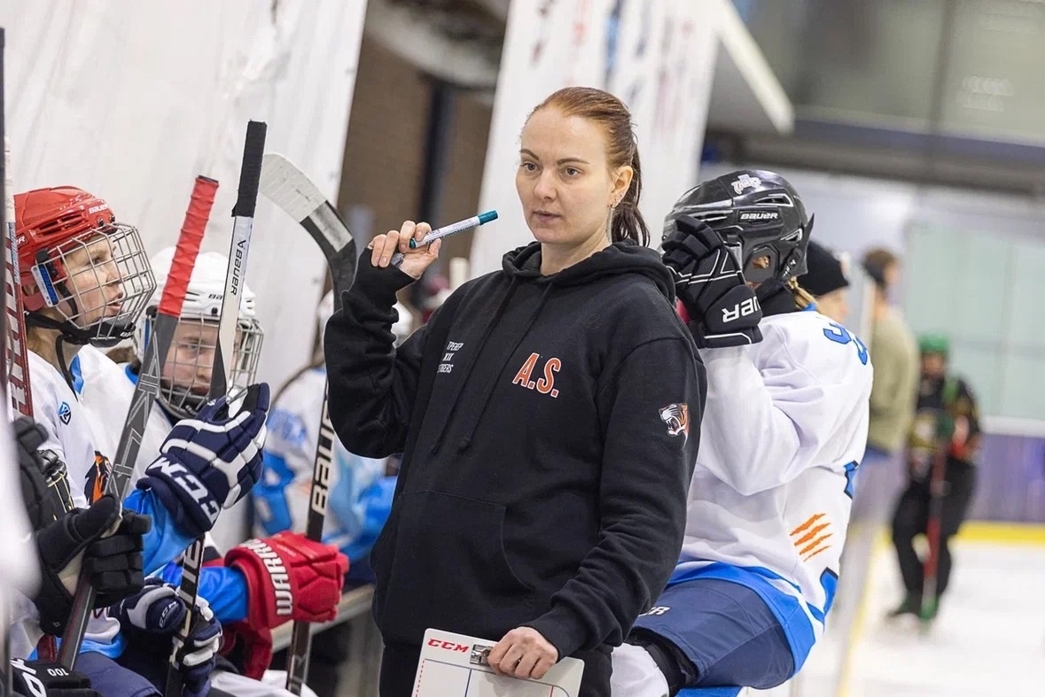 На фото тренер ЖХК "Ice Tigers" Анастасия Смирнова