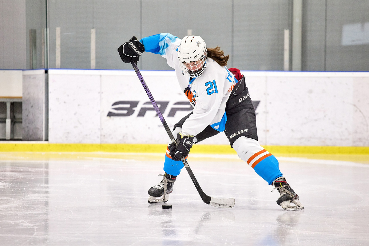 На фото игрок женской любительской команды "ICE TIGERS" (г. Москва).