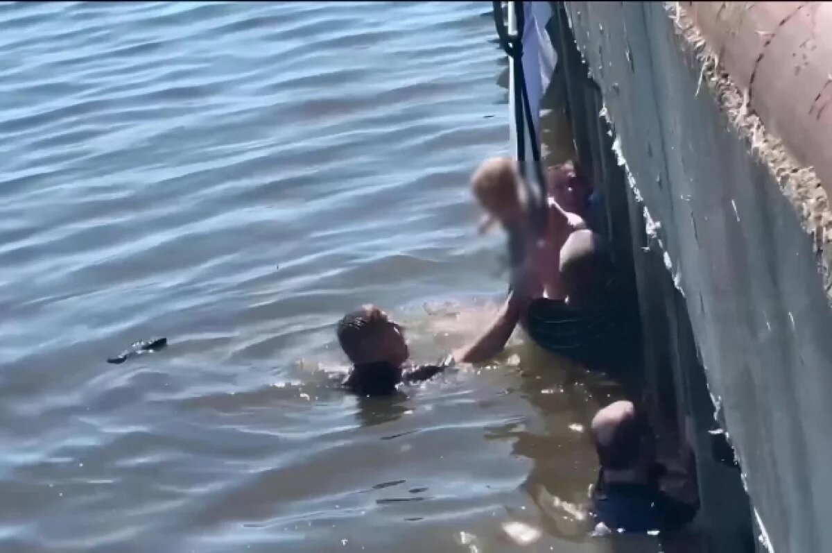     Ребенка спасли случайные прохожие, бросившиеся в ледяную реку без раздумий.