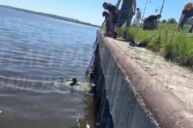    Ребенка спасали четыре человека. Фото: АиФ