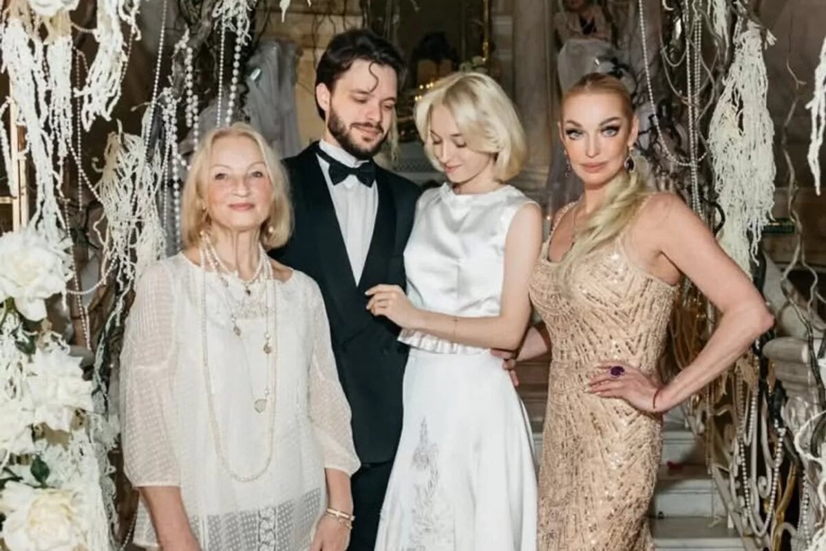 Анастасия Волочкова с дочерью Ариадной, Никитой и мамой / Фото: соц.сети