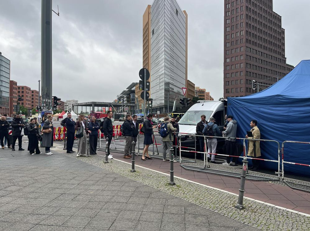 Люди ждут прохождения контроля безопасности, чтобы попасть на работу в закрытую зону.
© Katharina Köhler