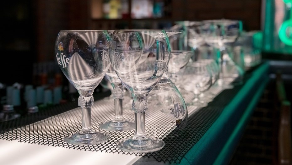    Бокалы для алкогольных напитков на стойке бара. Автор фото: Михаил Тихонов / "Деловой Петербург"