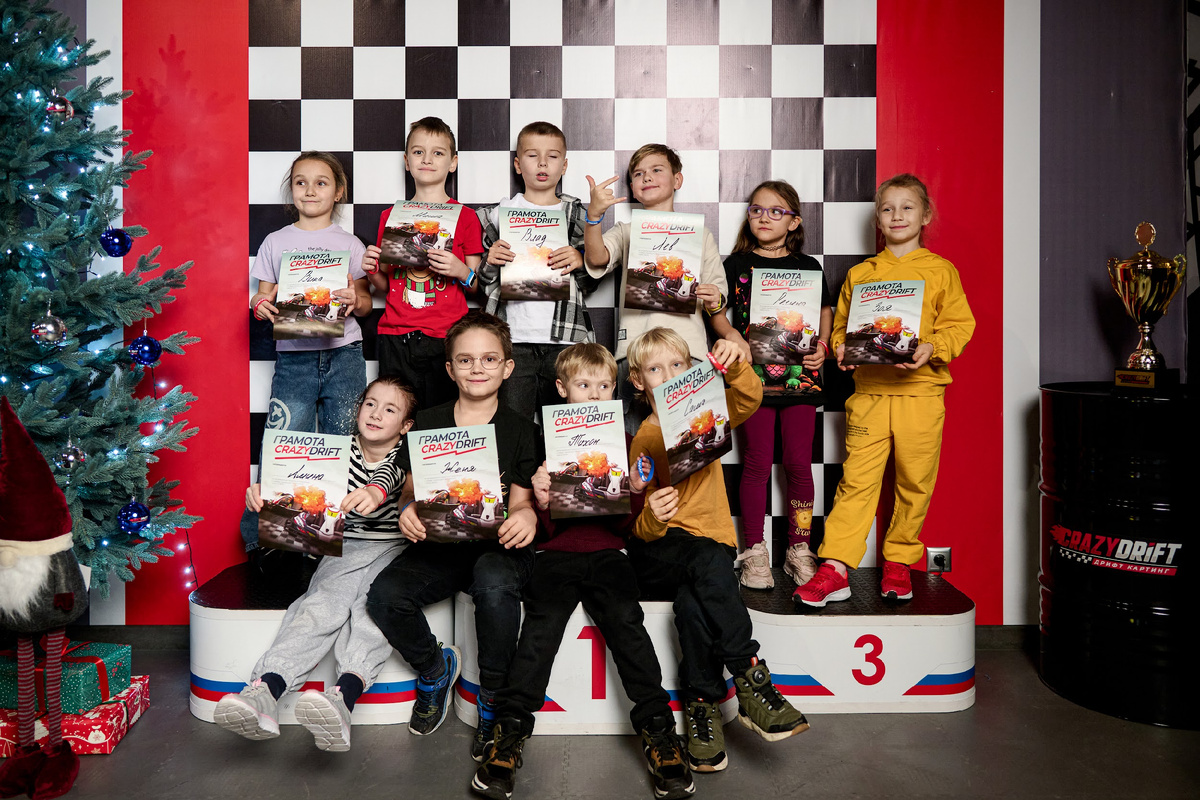 Дети отмечают детский день рождения