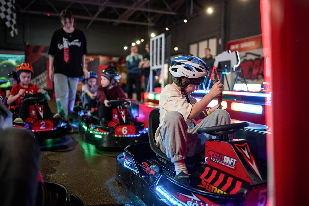 Дети готовятся к заезду в CrazyDrift