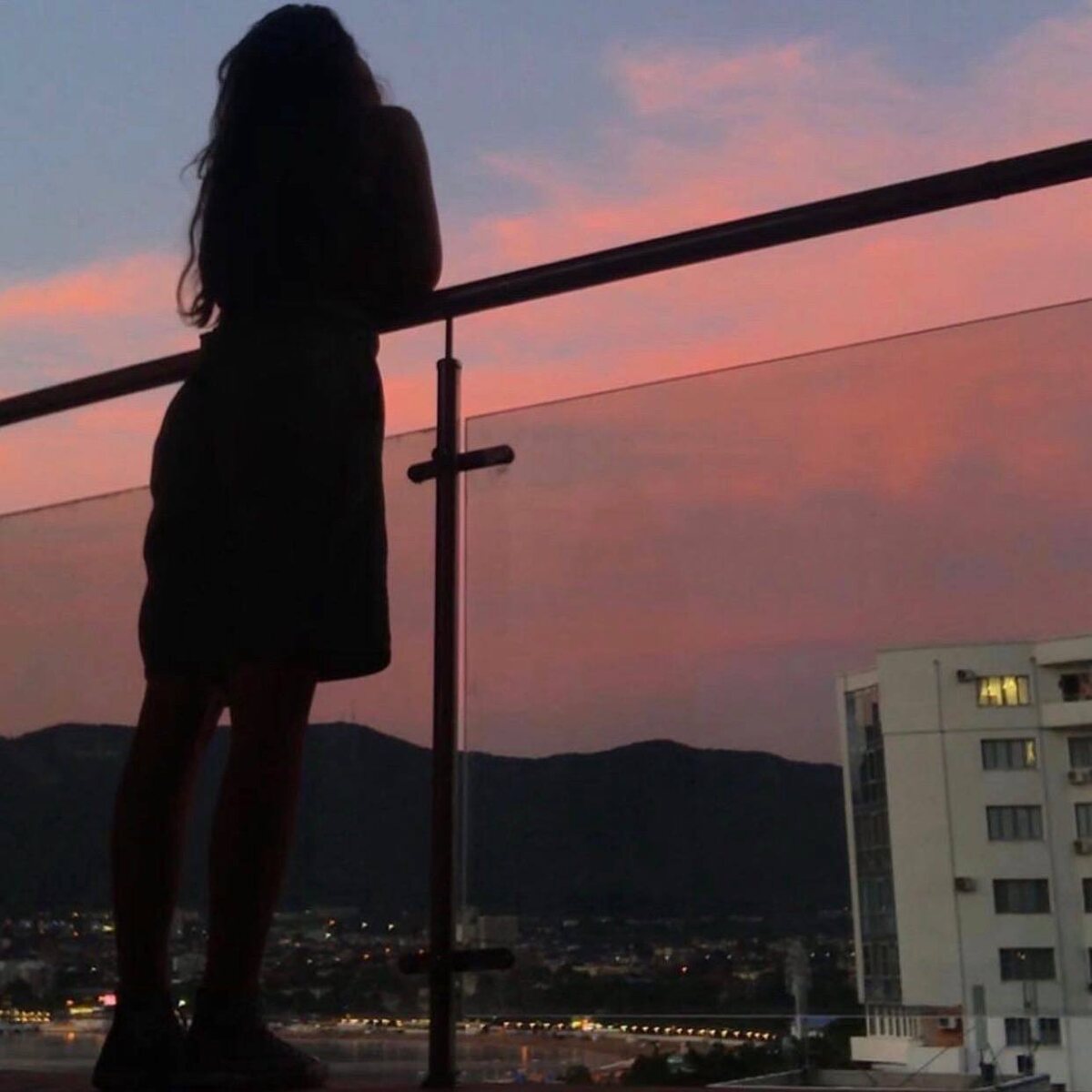 Вид на бухту и закат с лоджии апартаментов 