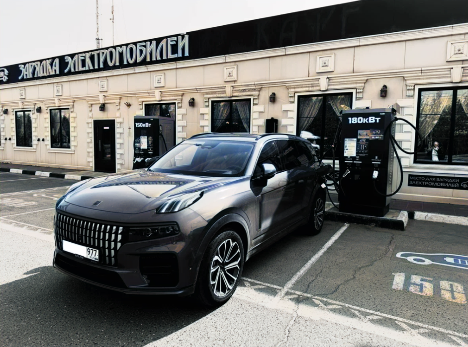 Китайский гибридный электромобиль  Lynk & Co 09