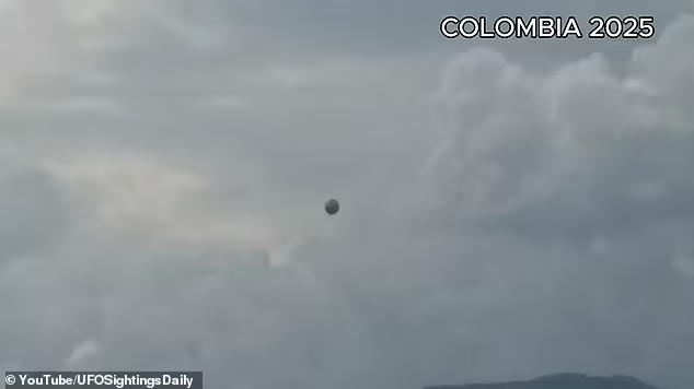 Так называемый «НЛО» был замечен в марте над городом Буга, он зигзагообразно двигался по небу, бросая вызов движению обычных самолетов.