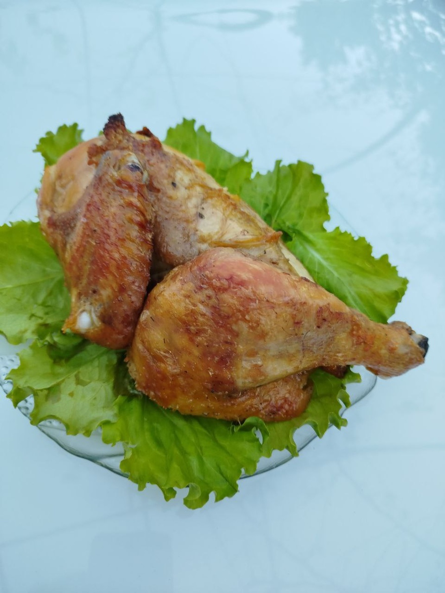 Курица в духовке. Азиатская гостья, которая прижилась на нашем столе.апечённая в духовке курица является блюдом интернациональным. В зависимости от территории, её либо оставляют целой тушкой, как принято у славянских народов, либо разделывают на кусочки. Приправляют свойственными тому или иному региону пряностями.

