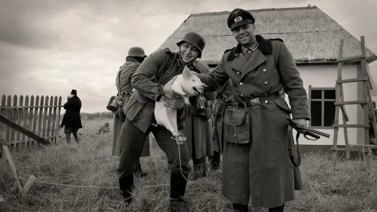 Гитлеровцы воровали не только ценные вещи, но и пищу, животных, уводили с собой понравившихся женщин 