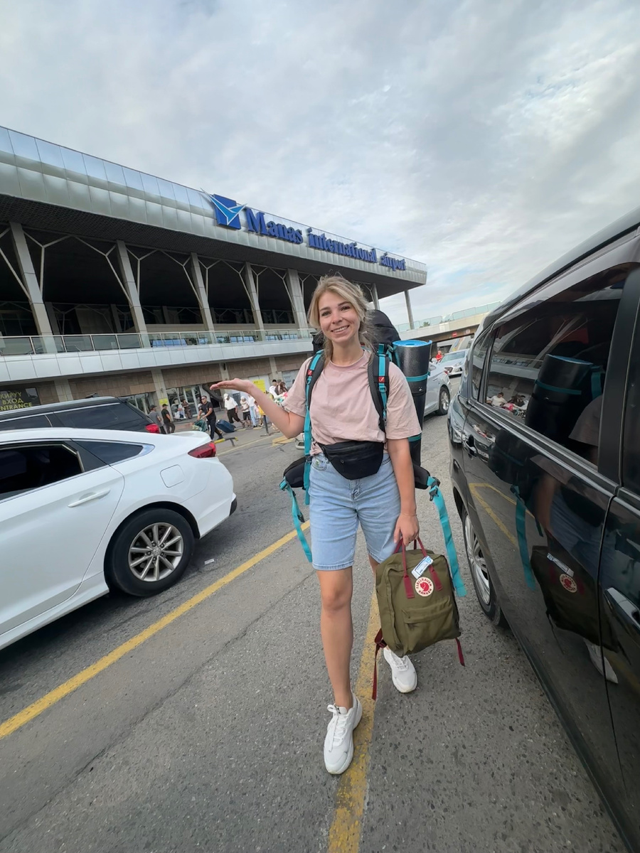 Это я в на фоне аэропорта Манас