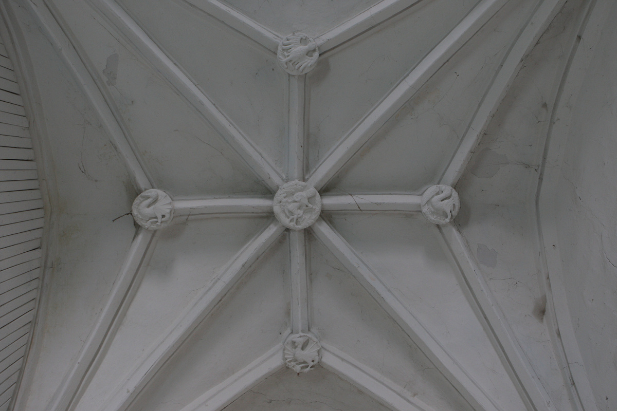 Резные камни в Замке Тапиау с изображением человека и птиц.