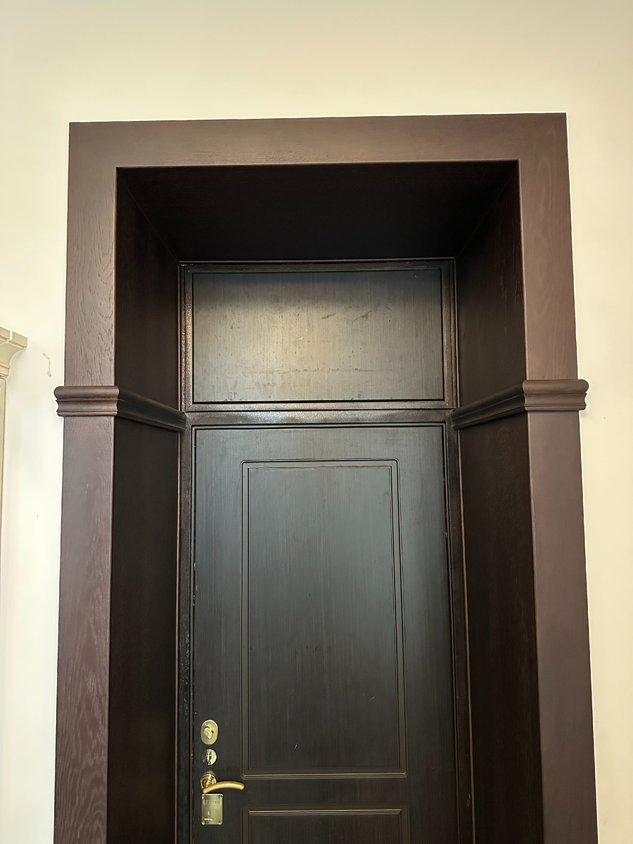 Портал из дуба в нише двери