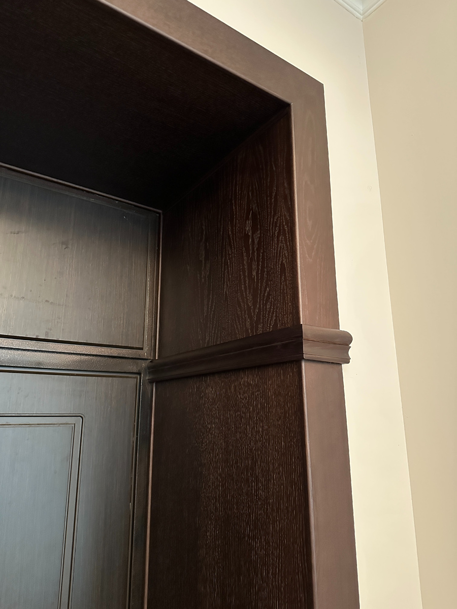 Портал из дуба в нише двери