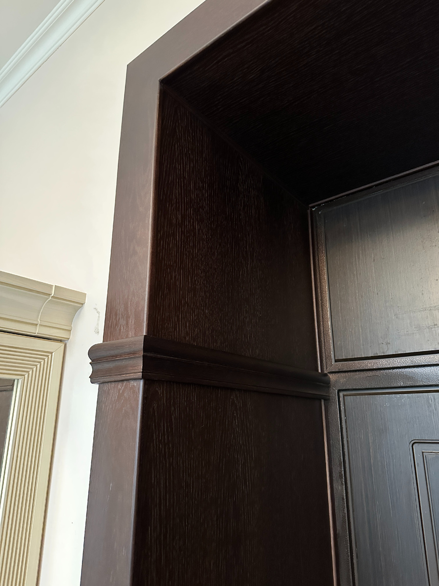 Портал из дуба в нише двери