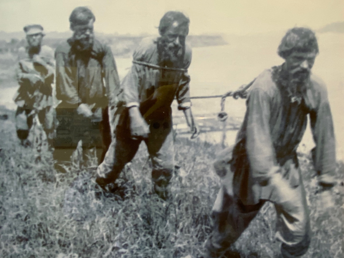 Фотография артели бурлаков в рыбинском музее