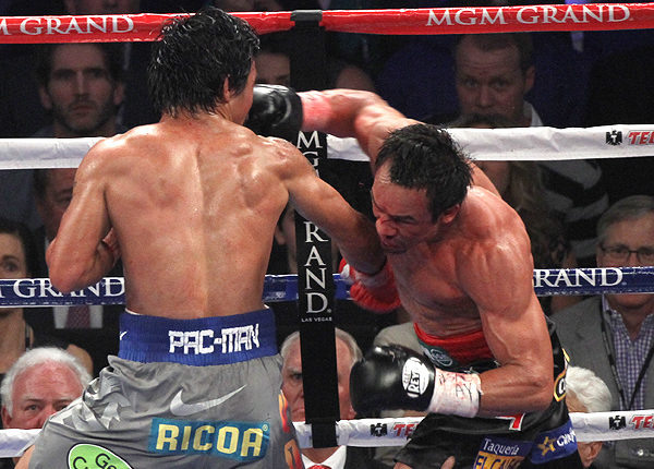 Маркес отправляет Пакьяо в жесточайший нокаут, так как Мэнни, увлекшись атакой, забыл, что в бою левши против правши очень важно, кто выигрывает переднюю ногу. Это базовое правило.