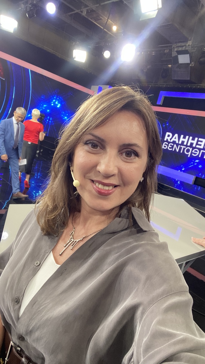 © Эвелина Гаевская, соцсети @evelinagaevskaya. Вчерашнее фото со съемки передачи «Общественная Экспертиза» 