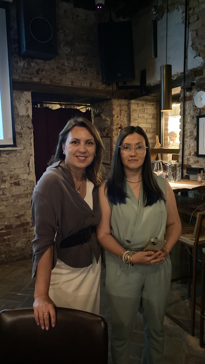 © Эвелина Гаевская, соцсети @evelinagaevskaya. Вчерашнее фото после лекции VolgaPsy Community, с докладчиком мероприятия, бывшей сокурсницей Яной Подрейко https://t.me/Dnevnikrszvitiy