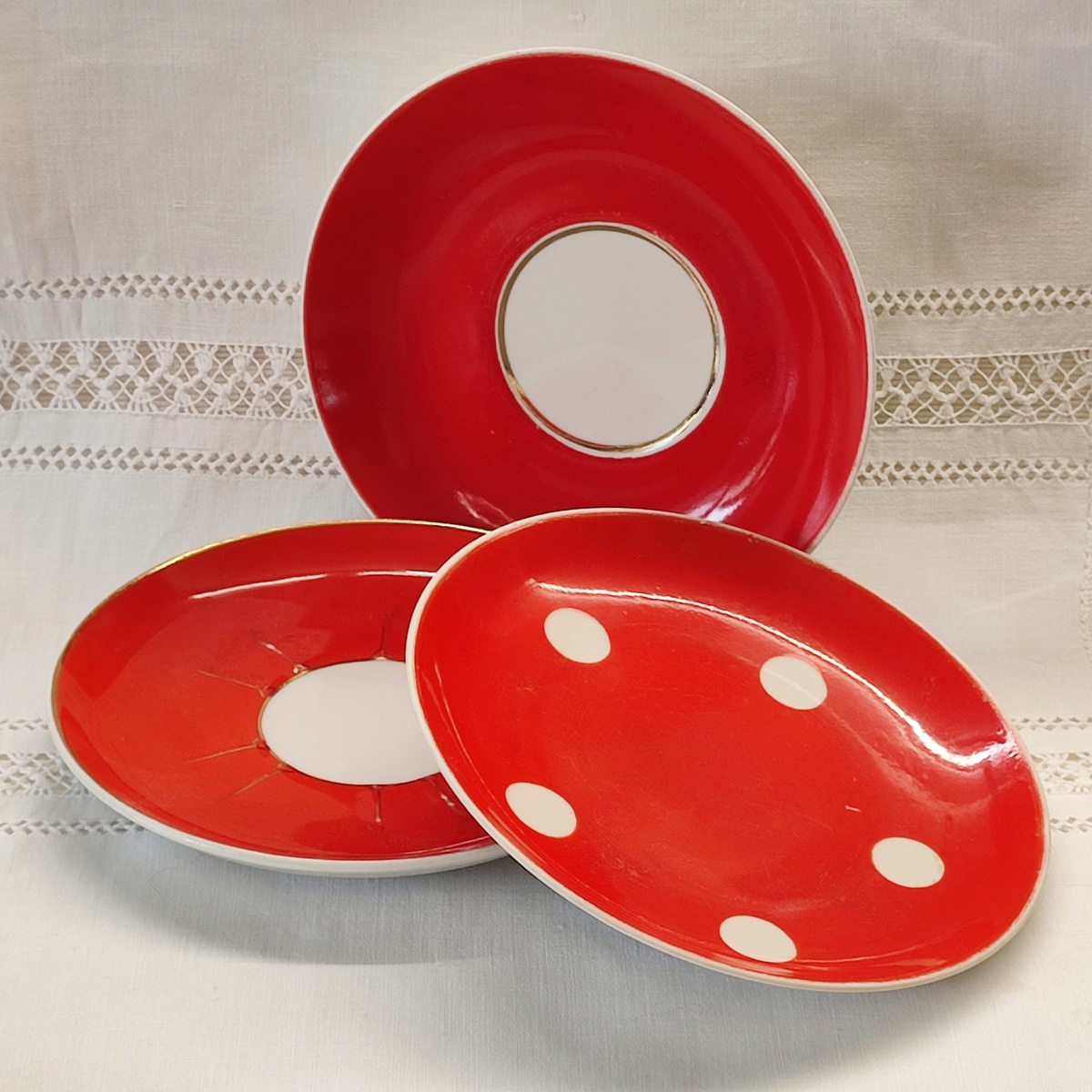 Блюдце, красное крытье. Артемовский фз (Артем, Приморский край). 1975-85 гг. Цена 100 рублей.