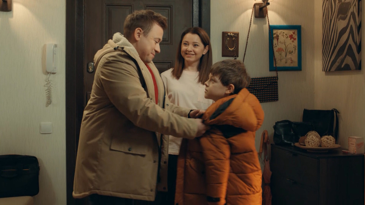 Кадр из сериала «СашаТаня» (режиссёр Сергей Казачанский, оператор-постановщик 
Александр Кузнецов, художник Антон Берман, 2013). Источник: https://www.kino-teatr.ru/kino/movie/ros/96722/foto/