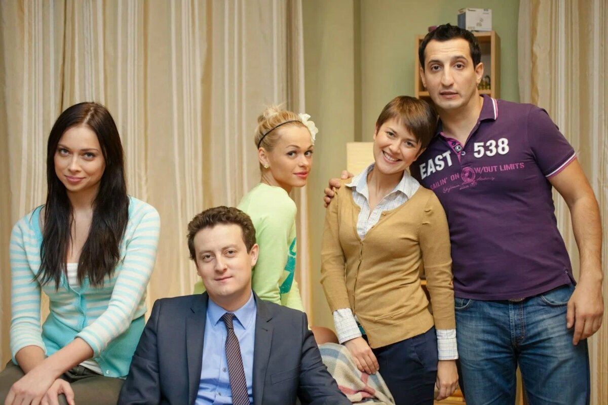 Сериал «Универ» и «Универ Новая общага» (режиссёры Сергей Казачанский и
Константин Смирнов, 2008-2018). Источник: https://www.kinopoisk.ru/film/630165/promo/page/1/