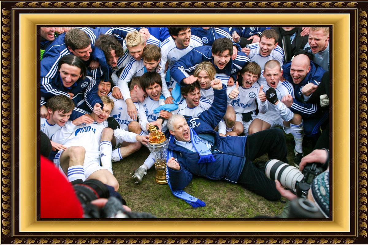 Рисунок в свободном доступе – «Зенит» с кубком чемпионата