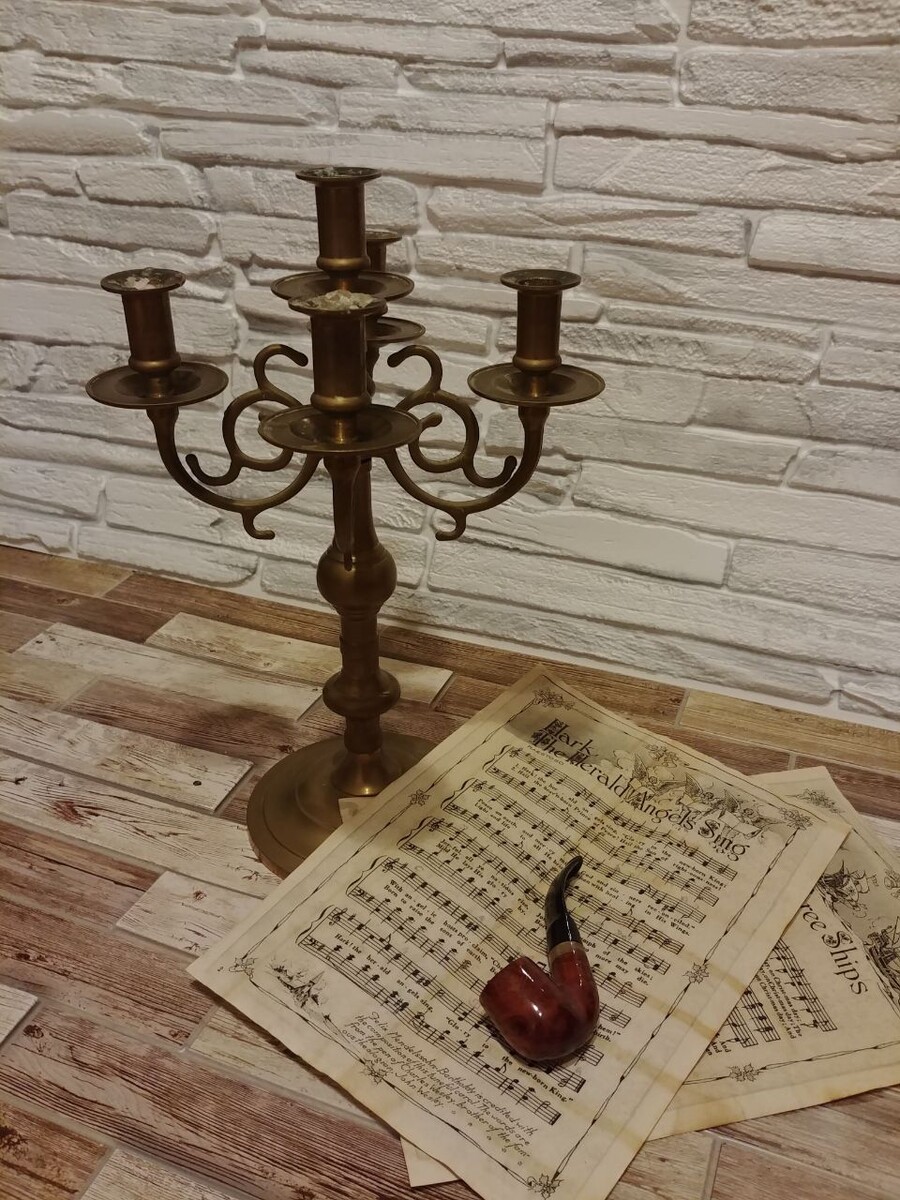 Кандилябр и курительная трубка купленные на рынке 